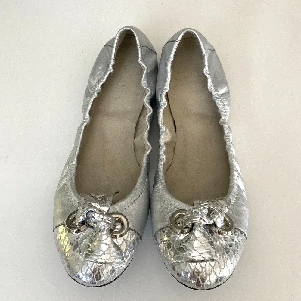 Stuart Weitzman Bolshoi Silver Nappa Ballet Flat Metallic Snake Cap Toe Bow 8 M